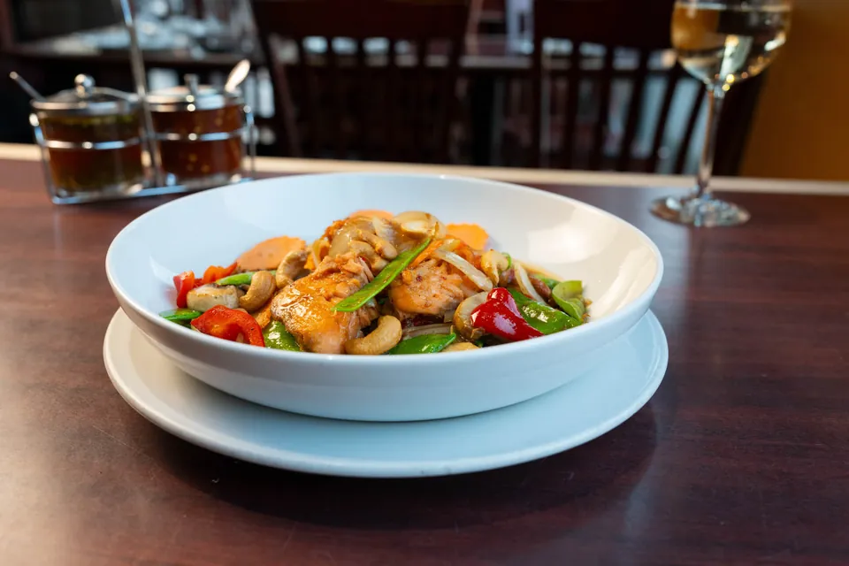 Cashew nut stir-fry with bell peppers