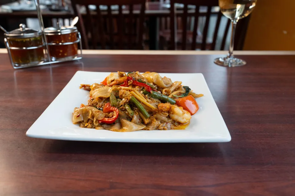 Kee-Mao stir-fried noodles with basil and bell peppers